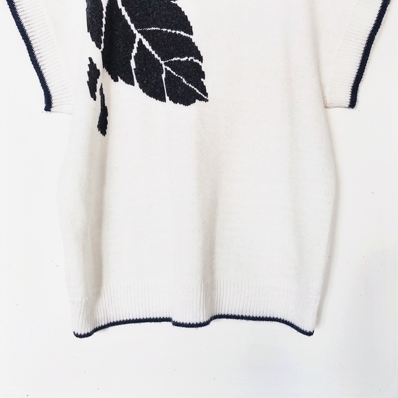 90s VTG white knit sweater shirt - short sleeve - navy leaf floral - Picture 3 of 6